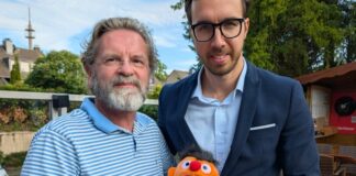 Alexander Steffen erhält den „Liberalen Pfiffikus“ FDP-Ortsvorsitzende Frank Eichler mit Alexander Steffen. Foto: FDP