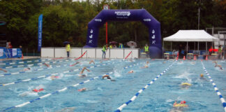 Ratingen im Regen: „Triathlon ist eine Outdoor-Sportart“ Beim Schwimmen waren die Regenschauer ohnehin egal Foto: Oliver Kubanek
