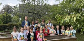 10.000 Grundschüler aus dem Kreisgebiet erhalten „Möhrchenhefte“ Bürgermeister Björn Kerkmann, Landrätin Bettina Warnecke, Schulleiterin Susanne Glage, Lea Habitz (Stabsstelle Klimaschutz des Kreises) und Andreas Bauermeister (Geschäftsführer Möhrchenheft) im Schulgarten der Adolf-Clarenbach-Schule. Foto: Kreis Mettmann