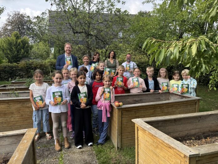 Schulgarten quer Bürgermeister Björn Kerkmann, Landrätin Bettina Warnecke, Schulleiterin Susanne Glage, Lea Habitz (Stabsstelle Klimaschutz des Kreises) und Andreas Bauermeister (Geschäftsführer Möhrchenheft) im Schulgarten der Adolf-Clarenbach-Schule. Foto: Kreis Mettmann