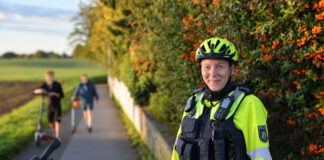 Schulwegsicherung in Mettmann: „Rücksichtnahme besonders wichtig“ Bezirksdienstbeamtin Silke Stephan. Foto: Polizei