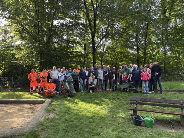 Starke Truppe im Stadtwald (1) Eine starke Truppe: Sie alle haben am Samstag ordentlich mitangepackt und den Spielplatz verschönert. Foto: Kreisstadt