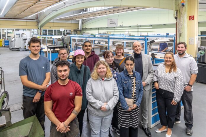 Troxler2 Gelebter Perspektivwechsel: Die jungen Menschen der Troxler Werkstätten, Auszubildende der WSW sowie die Verantwortlichen beider Einrichtungen beim Aktionstag „Schichtwechsel“ in der WSW-Ausbildungswerkstatt. Foto: Frank Gleitsmann