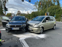 Unfall mit zwei Verletzten in Velbert Die beiden Autos waren nicht mehr fahrbereit und mussten abgeschleppt werden. Foto: Polizei