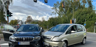 Unfall mit zwei Verletzten in Velbert Die beiden Autos waren nicht mehr fahrbereit und mussten abgeschleppt werden. Foto: Polizei