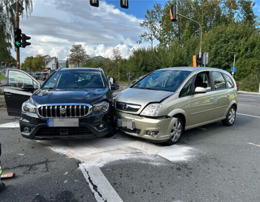 Unfall mit zwei Verletzten in Velbert Die beiden Autos waren nicht mehr fahrbereit und mussten abgeschleppt werden. Foto: Polizei