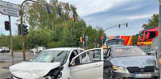 Polizei ermittelt nach Unfall auf Velberter Kreuzung Beide Autos wurden bei dem Unfall erheblich beschädigt und waren nicht mehr fahrbereit. Foto: Polizei