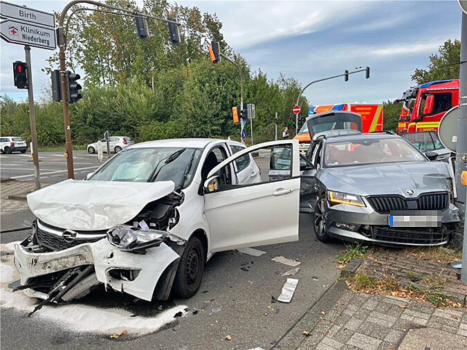 Beide Autos wurden bei dem Unfall erheblich beschädigt und waren nicht mehr fahrbereit. Foto: Polizei Beide Autos wurden bei dem Unfall erheblich beschädigt und waren nicht mehr fahrbereit. Foto: Polizei
