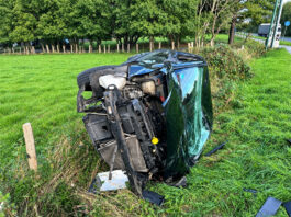 Fünf Verletzte in Velbert: Auto überschlägt sich nach Kollision Der Citroen überschlug sich und landete an dem Zaun einer Kuhweide. Foto: Polizei