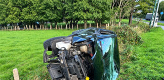 Fünf Verletzte in Velbert: Auto überschlägt sich nach Kollision Der Citroen überschlug sich und landete an dem Zaun einer Kuhweide. Foto: Polizei