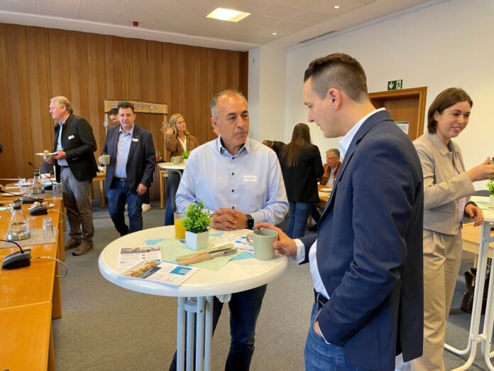 Unternehmerfrühstück im gr. Sitzungssaal Bürgermeister André Bär im Gespräch mit Serafettin Sahin vom Unternehmen Egeria GmbH. Foto: Kreisstadt Mettmann