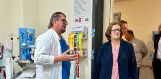 Velbert: Bundestagsabgeordnete in den „heiligen Hallen der Notaufnahme“ Chefarzt Dr. Ingo Wallert zeigt Kerstin Griese die zentrale Notaufnahme des Klinikums Niederberg. Foto: Büro Griese