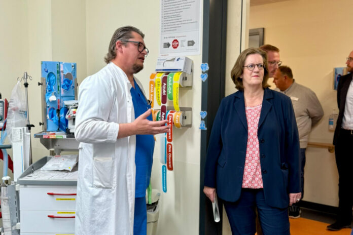 WallertGriese Chefarzt Dr. Ingo Wallert zeigt Kerstin Griese die zentrale Notaufnahme des Klinikums Niederberg. Foto: Büro Griese