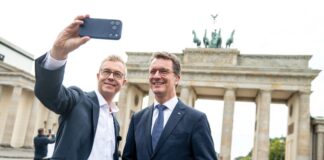 «Nicht naiv sein»: Wüst warnt vor möglicher AfD-Regierung NRW-Ministerpräsident Hendrik Wüst (re.) und Berlins CDU-Spitzenkandidat Stefan Evers waren gemeinsam im Wahlkampf unterwegs.