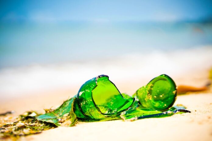 Eine Glasflasche liegt im Sand. Foto: pixabay/Symbolbild Eine Glasflasche liegt im Sand. Foto: pixabay/Symbolbild