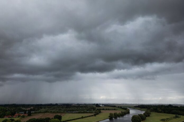 Regenwolken über der Weser Für das Wochenende sagt der Deutsche Wetterdienst Regen voraus. (Symbolbild)