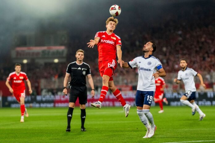 1. FC Union Berlin - FC Schalke 04 Timo Gerach (h) konnte die Partie nicht zu Ende pfeifen.