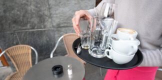 Köche und Kellner bekommen mehr Geld Eine Kellnerin in einem Restaurant - auch sie darf sich über etwas mehr Geld freuen. (Symbolbild)