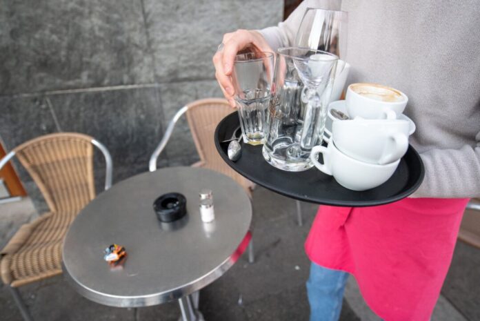 Kellnerin Eine Kellnerin in einem Restaurant - auch sie darf sich über etwas mehr Geld freuen. (Symbolbild)
