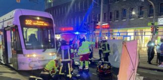 Frau unter Straßenbahn eingeklemmt und schwer verletzt Rettungskräfte sind am Unfallort im Einsatz.