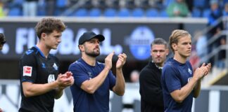 «Sehr guter Aufsteiger»: Lob statt Punkte für Paderborn Applaus für den SC Paderborn: Trainer Ralf Kettemann (M) und seine Spieler nach der 0:1-Niederlage gegen den SC Freiburg.