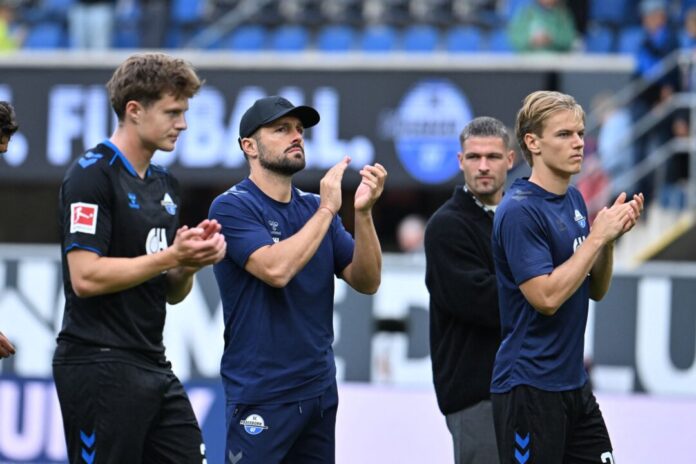 SC Paderborn 07 - SC Freiburg Applaus für den SC Paderborn: Trainer Ralf Kettemann (M) und seine Spieler nach der 0:1-Niederlage gegen den SC Freiburg.