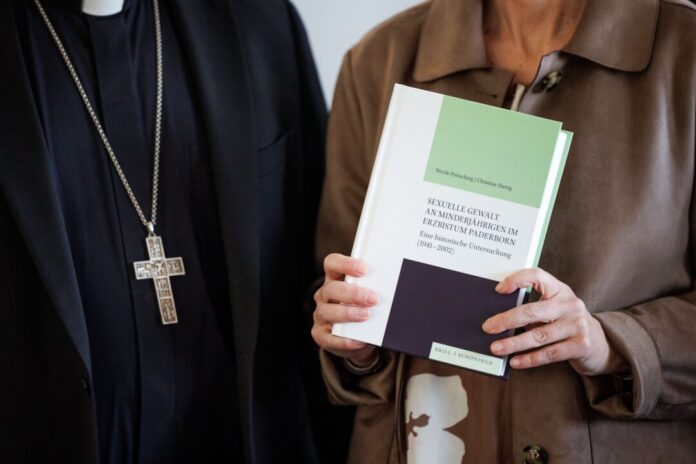 Studie zu sexueller Gewalt im Erzbistum Paderborn Im März wurde die Studie zum Missbrauch im Erzbistum Paderborn vorgestellt. Bis heute haben sich 20 neue Opfer gemeldet. (Archivbild)