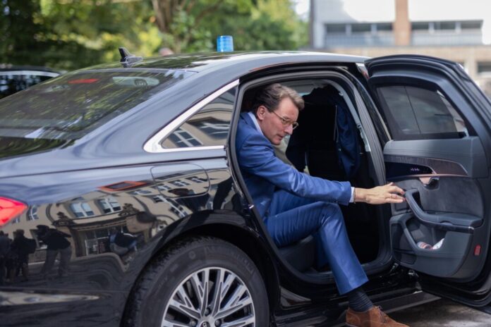 Dienstwagen-Check 2026: Wüst gehört zu den Schlusslichtern Die Deutsche Umwelthilfe erteilt der nordrhein-westfälischen Landesregierung weiterhin die Rote Karte für zu viele klimaschädliche Dienstwagen. (Archivbild)
