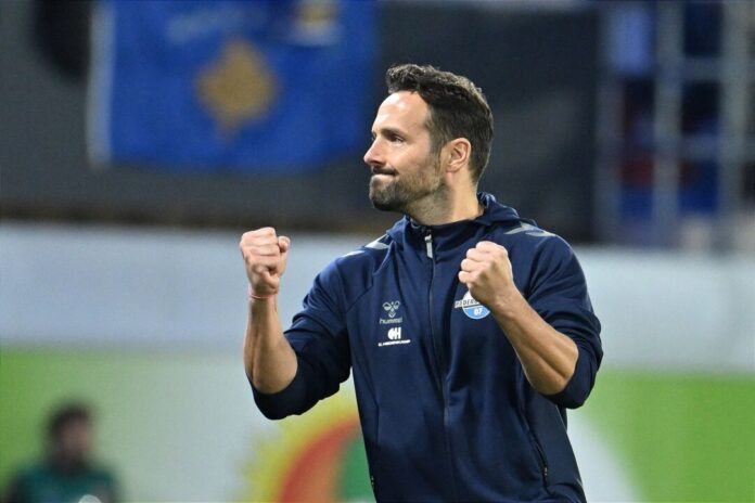 SC Paderborn 07 - TSG 1899 Hoffenheim Paderborns Trainer Ralf Kettemann freut sich über den ersten Bundesliga-Sieg.