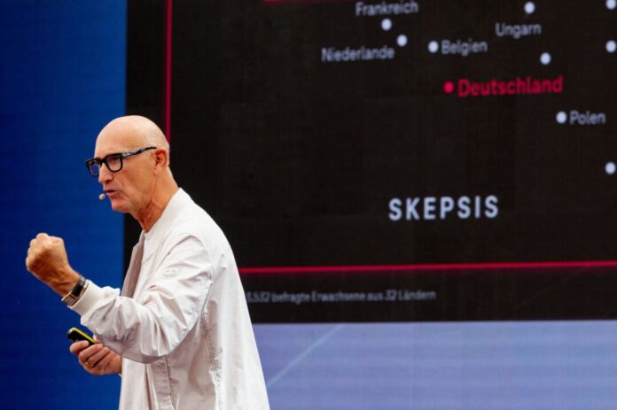 Digitalmesse Digital X der Deutschen Telekom Telekom-Chef Tim Höttges warnt vor Pessimismus beim Thema KI.