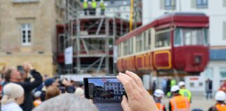Eine Schwebebahn kehrt heim und wird zum Blickfang Hunderte Schaulustige verfolgen die Platzierung des Schwebebahnwagens auf einer Stahlkonstruktion zwischen zwei Gebäude.