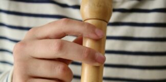 Musikschule Heiligenhaus: Plätze frei in der Musikalischen Früherziehung Ein junger Mensch spielt Flöte. Foto: Pixabay
