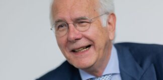 Harald Schmidt verteidigt Friedrich Merz Harald Schmidt ist gegen einen Kanzlersturz.