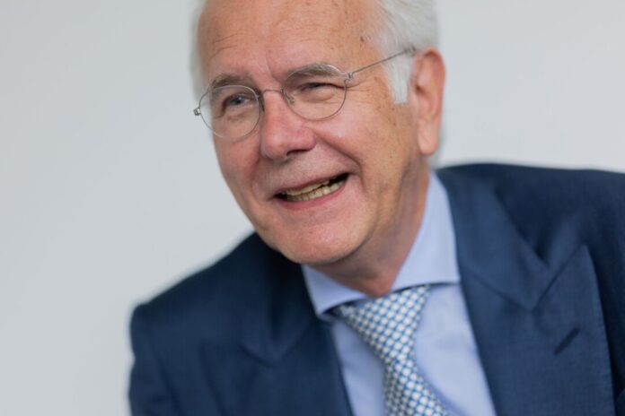 Harald Schmidt Harald Schmidt ist gegen einen Kanzlersturz.