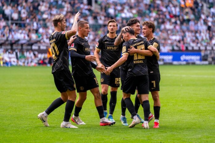 Borussia Mönchengladbach - SV Elversberg Jubel beim Aufsteiger über den zweiten Sieg im zweiten Bundesligaspiel.