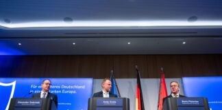 Beratungen über Regeln für private Drohnenabwehr Was Firmen oder Sicherheitsfirmen mit Spezialfähigkeiten künftig erlaubt sein soll, um wichtige Einrichtungen zu schützen, werde aktuell innerhalb der Bundesregierung und mit den Ländern besprochen, heißt es aus dem Bundesinnenministerium. (Archivbild)