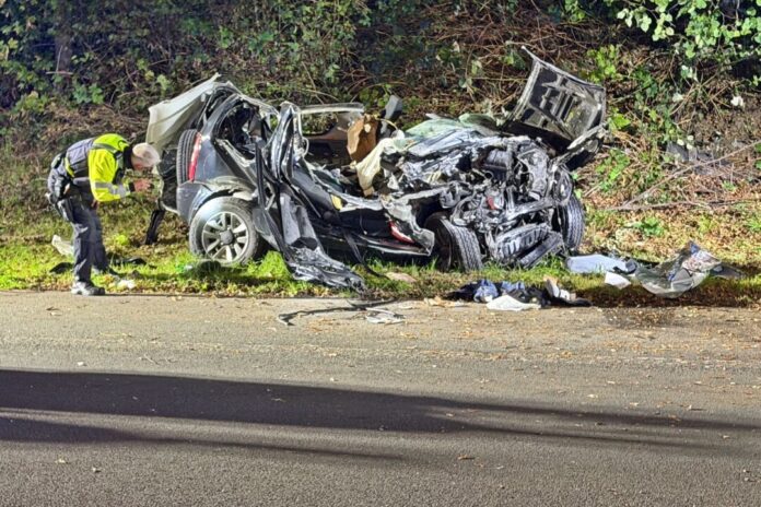 Tödlicher Unfall in Wuppertal Ein Polizeibeamter untersucht das zerstörte Fahrzeug nach dem Unfall.