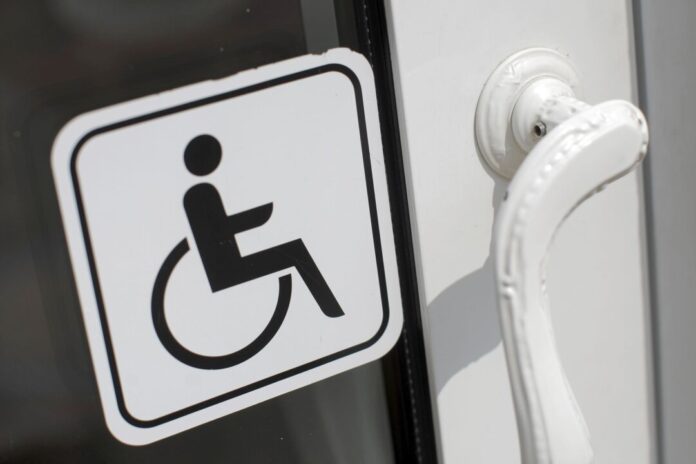 Hinweis-Schild für Menschen mit Behinderung In Nordrhein-Westfalen ist vergangenes Jahr mehr Geld für Eingliederungshilfe ausgegeben worden. (Symbolbild)