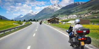 Motorradfahrer-Gottesdienst in der Kirche der Bergischen Diakonie Motorräder fahren auf einer Landstraße Richtung Alpen. Foto: Pixabay