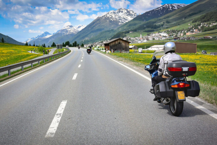 dendoktoor-road-6510548 Motorräder fahren auf einer Landstraße Richtung Alpen. Foto: Pixabay