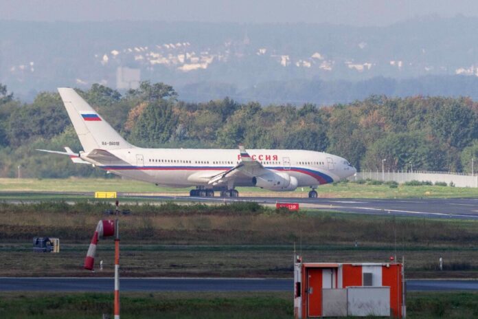Russischer Sonderflug zur Ausreise von Konsulatsmitarbeitern In Russland registrierte Flugzeuge dürfen wegen der Sanktionen im Kontext des Ukraine-Kriegs eigentlich nicht mehr in EU-Staaten fliegen.