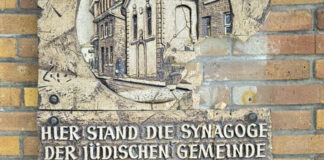 Gedenktafel-Vorfall in Ratingen: „Angriff auf das jüdische Leben in unserer Stadt“ Der sichtbare Schaden an der Gedenktafel. Foto: Heinz