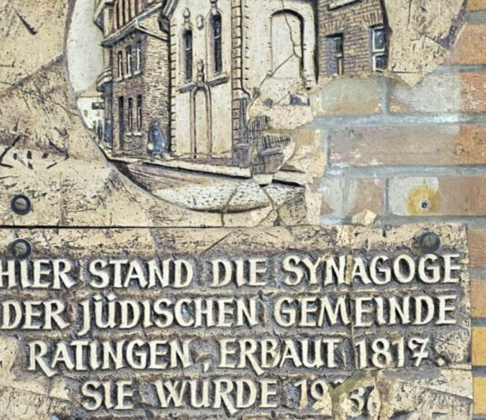 Gedenktafel-Vorfall in Ratingen: „Angriff auf das jüdische Leben in unserer Stadt“ Der sichtbare Schaden an der Gedenktafel. Foto: Heinz
