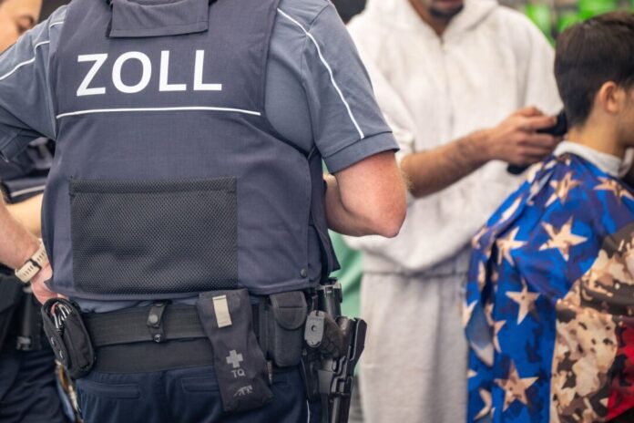 Bundesweite Zoll-Razzien bei Friseuren und Barber-Shops Der Zoll kontrollierte am Samstag insgesamt 35 Kosmetikstudios und Barbershops.