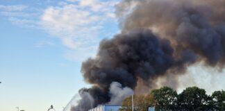 Kunststoffbrand in Sortieranlage: Feuerwehr im Großeinsatz Großeinsatz für die Feuerwehr: Zwei große Kunststoffballen waren auf dem Gelände eines Recyclingbetriebs in Iserlohn in Brand geraten.