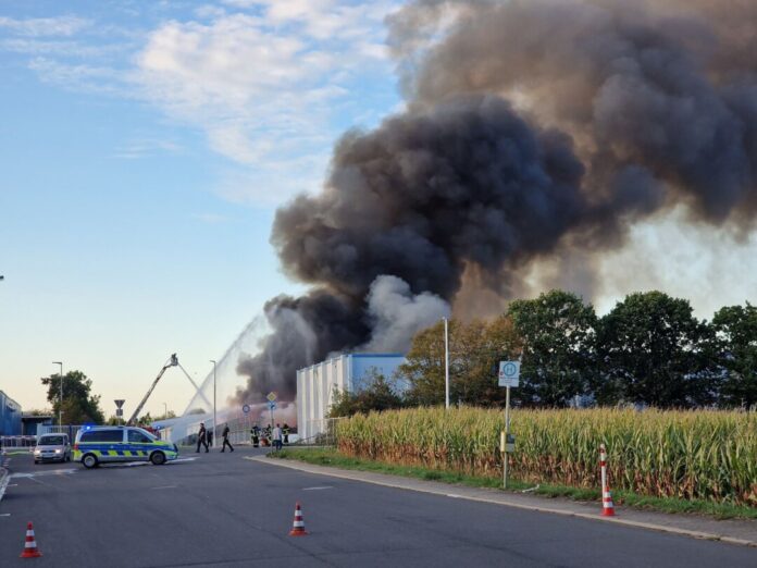 Großeinsatz bei Feuer in Sortieranlage Großeinsatz für die Feuerwehr: Zwei große Kunststoffballen waren auf dem Gelände eines Recyclingbetriebs in Iserlohn in Brand geraten.