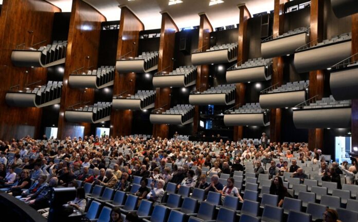 Eröffnungsfest für Bürger zur Rückkehr der Kölner Oper Die Sanierung von Oper und Schauspielhaus in Köln wird an diesem Wochenende mit einem großen Fest gefeiert.