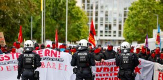 Kriegsgegner blockieren Kaserne und Rheinmetall Kriegsgegner haben die Zufahrt zu einer Kaserne in Köln blockiert.