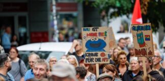 «Kein Schritt zurück!»: Rund 20.000 bei Demo gegen AfD Auch das blaue Krümelmonster aus der «Sesamstraße» ist im Protestzug zu sehen.