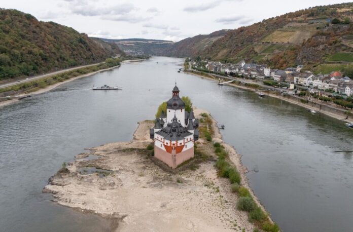 Rhein Seit Mitte August wurden am Pegel Kaub steigende Wasserstände verzeichnet, seit einigen Tagen geht es wieder runter.